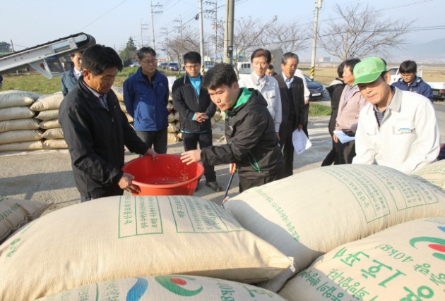 크기변환_고성군,_공공비축미곡_경남에서_첫_포대벼_매입2.jpg