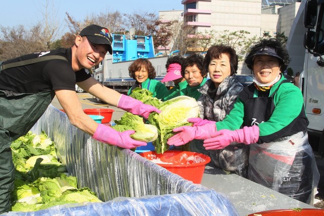 고성군, 8천포기 김장김치로 이웃사랑 나눕니다 (2).JPG