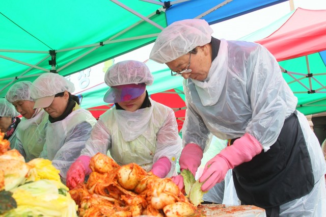 11월30일 이웃사랑 김장나눔 축제 (최평호 고성군수가 이웃사랑 김장나눔 축제에서 김치를 담그고 있다) (1).JPG