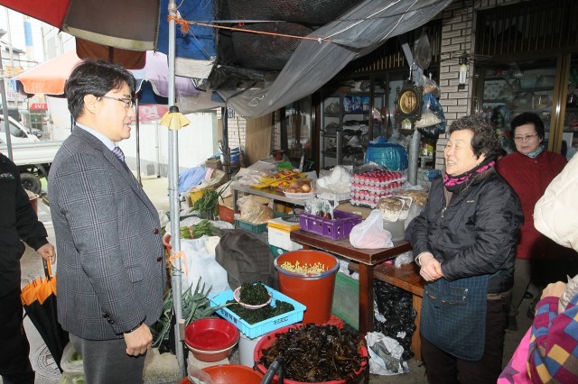 고성군, 서민생활 안정 위해 행정력 집중 (배둔시장).JPG