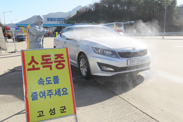 고성군, AI 조기 종식을 위한 총력 태세(이동통제초소 차량 소독).JPG