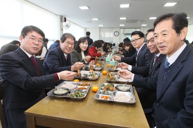 고성군, AI로 지친 농가에 희망을…(,왼쪽 앞에서 두번째 오시환 부군수, 직원 식당에서 오리고기 소비촉진 위한 시식 행사를 하고 있다 .JPG