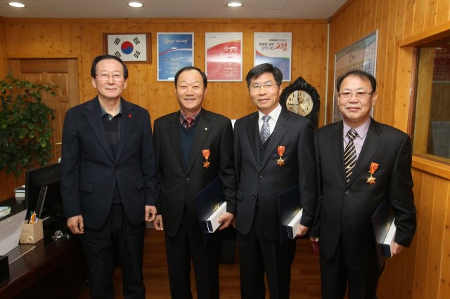 고성군, 퇴직공무원에 녹조근정훈장 전수(왼쪽 최평호 고성군수, 왼쪽에서 두번째 최삼식 전 종합민원실장, 가운데 송정욱 전 행복나눔과장, .JPG