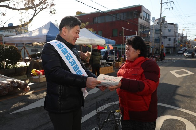 고성군, 폐 현수막 재활용 장바구니 제작·배부 (2).JPG