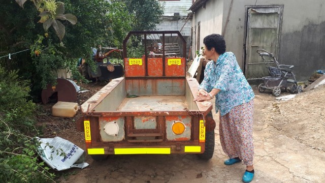 고성군, 농기계 안전사고 예방 야간 반사스티커 부착 (2).jpg