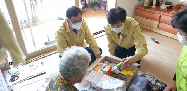 (좌)김종순부군수``(우)박정숙보건소장_고성군`` 치매어르신 돌봄꾸러미로 코로나19 극복에 앞장서다 (2).jpg